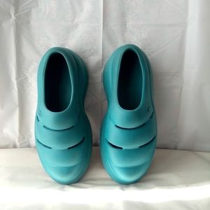 UGG sports Yeah slip on clogs Tidal wave size 8 wide